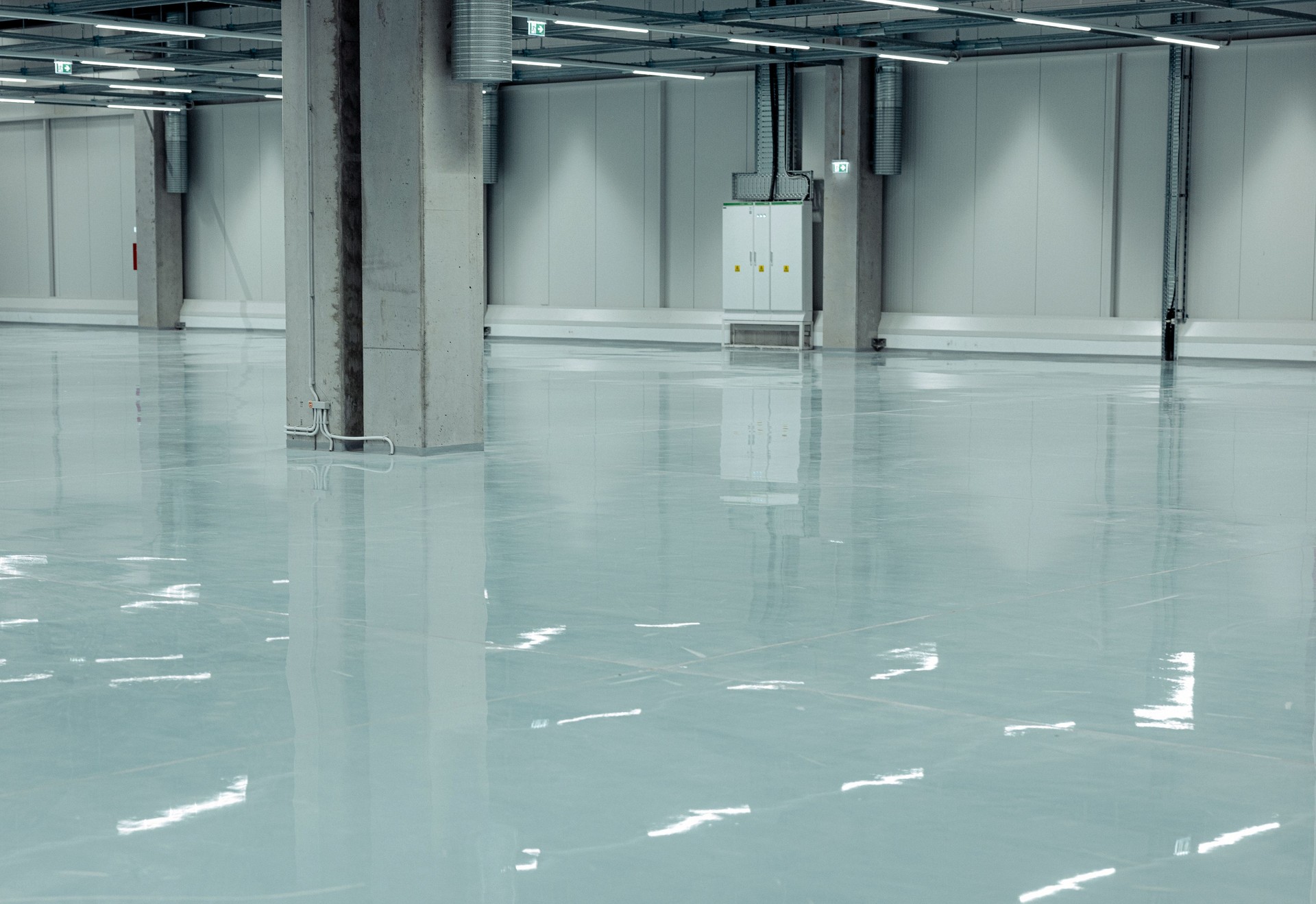 High-gloss epoxy finishes in a warehouse floor, Self leveling epoxy floor